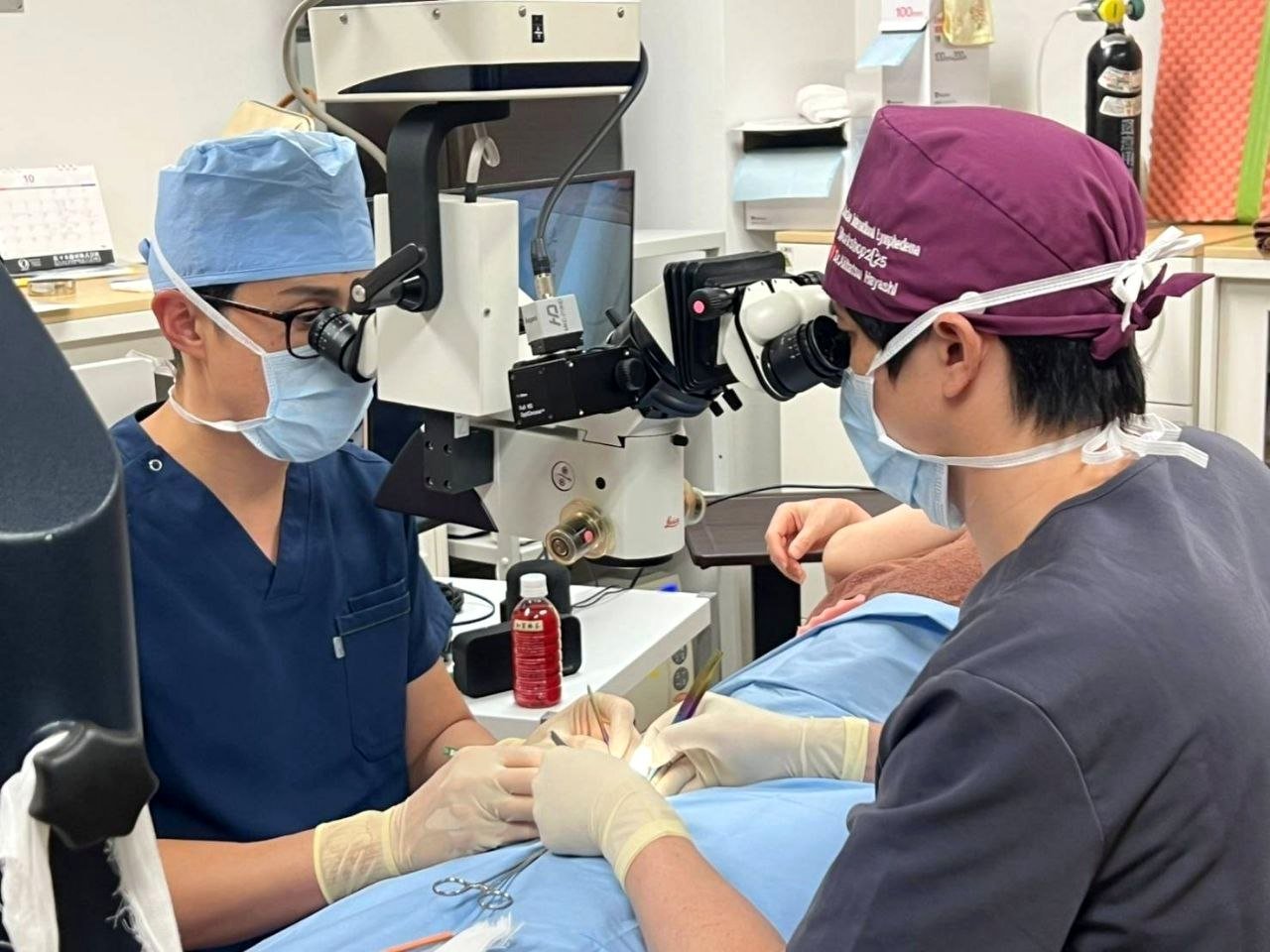 Dr Jeremy Sun with Professor Akitatsu Hayashi during microscope-based LVA and lymphatic surgery training in Tokyo