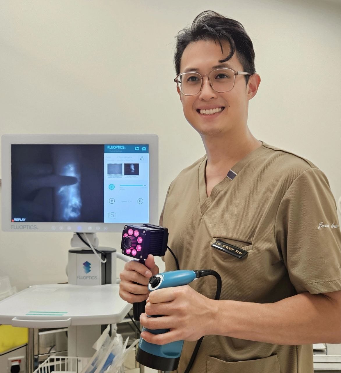 LVA Surgery in Singapore: Lymphaticovenous Anastomosis for Lymphedema 1 Dr Jeremy Sun with ICG lymphography equipment for lymphedema assessment and LVA planning